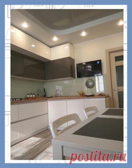 Все о дизайне интерьера Фотографии говорят лучше слов. Встроенная мебель воспринимается как стена, не перегружает пространство — современно, стильно, минималистично, практично. Вариант при тотальной встроенности — пенал в конце гарнитура. 2 столбика на 3 яруса: холодильник и духовой шкаф ＋ микроволновка ＋ шкафы рядом.