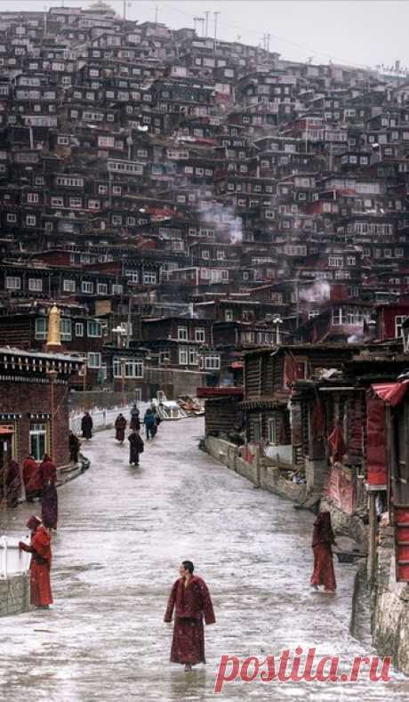 Общежития крупнейшей школы тибетского буддизма Седа (Сертар). Провинция Сычуань, Китай.