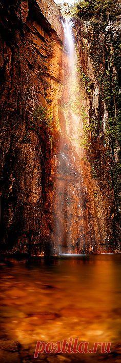 .Эмма ущелье, Северо-Западной Австралии христианской Флетчера. "Скрытые в огненно красный Кокберна Диапазон El Questro автора, лежит захватывающий ущелье Эмма. Эмма ущелье спокойный оазис в полу засушливый пейзаж зимой. Существует ручей между бассейнами питается просачивается в скалах".