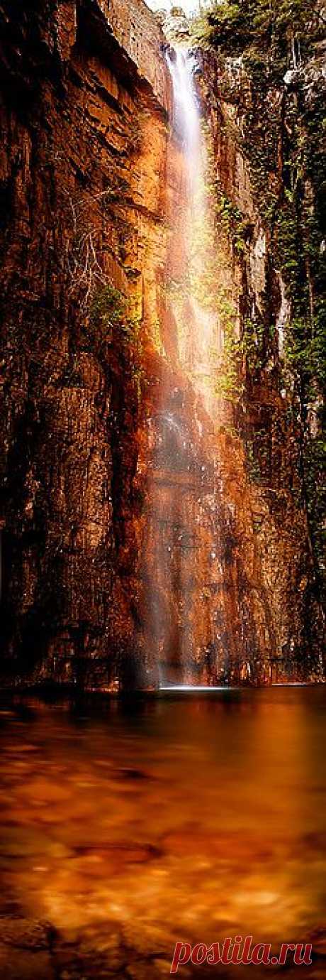 .Эмма ущелье, Северо-Западной Австралии христианской Флетчера. "Скрытые в огненно красный Кокберна Диапазон El Questro автора, лежит захватывающий ущелье Эмма. Эмма ущелье спокойный оазис в полу засушливый пейзаж зимой. Существует ручей между бассейнами питается просачивается в скалах".