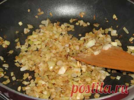 Салат из маринованных огурцов и грибов