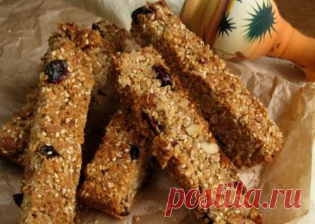 МЕДОВЫЕ ПАЛОЧКИ С КУНЖУТОМ И СУШЕНОЙ КЛЮКВОЙ
⠀
А не побаловаться ли вкусными, полезными печеньками.... Без муки и без яиц...
⠀
Ингредиенты:
100 г - жидкого меда
100 г - слив. масла
50 г - коричневого сахара
100 г - кунжутных семечек
175 г - геркулесовых хлопьев
100 г - орехов (крупно порубленных)
горсть - сушеной клюквы
⠀
Приготовление:
- Перемешать мед, масло и сахар. Нагревать на медленном огне , пока сахар не расплавится.
- Снять с огня и добавить кунжутные семечки, гер...