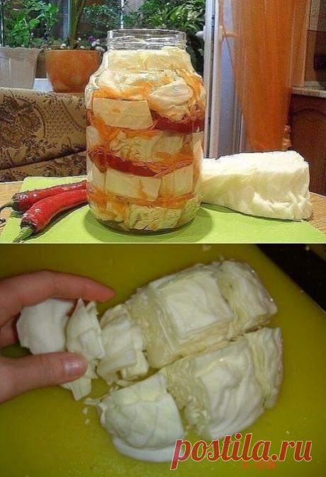 Вкуснейшая маринованная капуста - беленькая, сладенькая, хрустящая!

Капусту нарезать большими квадратами так, чтобы получились «стопочки» из капустных листьев.
На терке измельчить одну морковку
Один острый перчик разрезать пополам (это для любителей остренького)
Аккуратно уложить «стопочки» в банку,пересыпая морковкой.
В середину банки положить острый перчик (для любителей поострее).
Капусту не трамбовать. Сложить рыхло.

Для приготовления рассола из расчета на одну 3-лит...