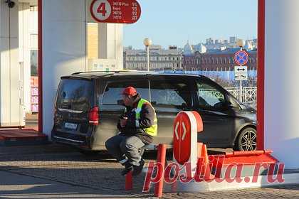 Заправки в России стали возвращать скидки на бензин. Сетевые заправки в России стали возвращать скидки и бонусы на покупку бензина. Крупные нефтяные компании начали восстанавливать работу карт лояльности после снижения оптовых цен на топливо. Акции стали сокращать на фоне мер правительства по недопущению дефицита и роста цен на рынке.