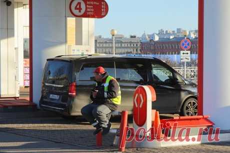 Заправки в России стали возвращать скидки на бензин. Сетевые заправки в России стали возвращать скидки и бонусы на покупку бензина. Крупные нефтяные компании начали восстанавливать работу карт лояльности после снижения оптовых цен на топливо. Акции стали сокращать на фоне мер правительства по недопущению дефицита и роста цен на рынке.