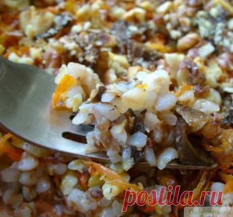 Гречневая каша с морковью и луком. Диетологи признали гречку самой полезной среди 
круп. Содержащиеся в ней вещества – аптечка в 
тарелке. Железо кроветворению и гарантирует 
хороший цвет лица. Калий нормализует давление, 
кальций способствует здоровью зубов, ногтей и 
костей, магний спасает от депрессии и помогает в 
борьбе с лишним весом.