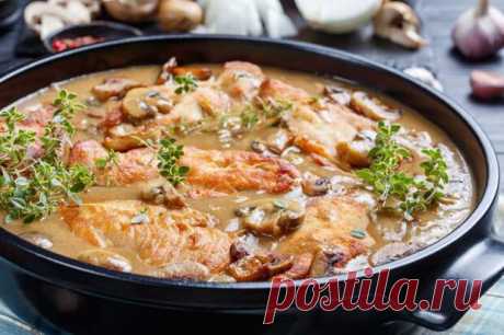 Куриная грудка — любимый мясной продукт многих семей. Филе быстро готовится, стоит недорого и поддается вариациям. Вареный продукт едят те, кто следит за фигурой, некоторые просто жарят курицу, а более изобретательные делают хрустящие наггетсы. Но это далеко не все, что можно придумать! Сегодня мы