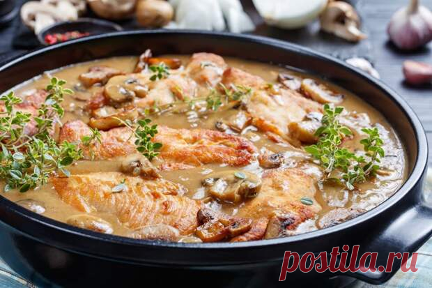 Куриная грудка — любимый мясной продукт многих семей. Филе быстро готовится, стоит недорого и поддается вариациям. Вареный продукт едят те, кто следит за фигурой, некоторые просто жарят курицу, а более изобретательные делают хрустящие наггетсы. Но это далеко не все, что можно придумать! Сегодня мы