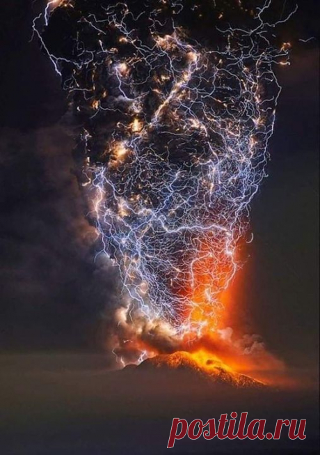 Longa exposição de raios sobre um vulcão em erupção no Chile.