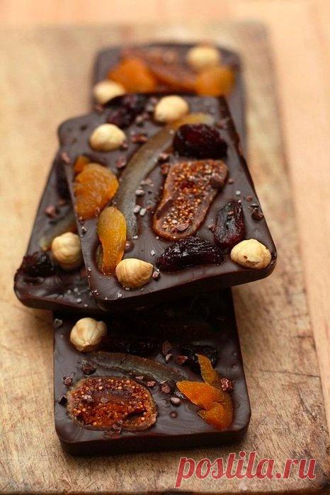 Домашний шоколад с орехами и сухофруктами