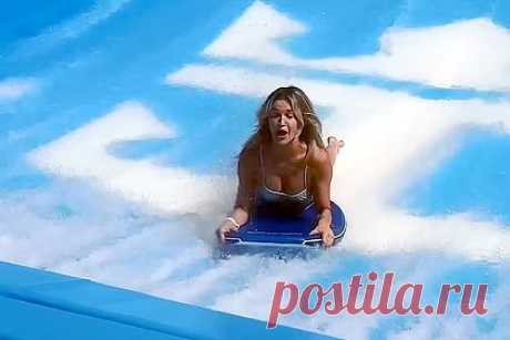 Экс-вокалистка Pussycat Dolls покаталась в бикини на доске для серфинга