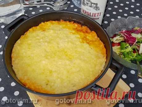 Пастуший пирог от Гордона Рамзи (Shepherd's pie). Рецепт с фото Классический английский рецепт пастушьего пирога от Гордона Рамзи (Shepherd's pie) получается очень вкусным и сытным. В нашем понимании это, скорее, запеканка из мясного фарша с картофельным пюре. Мясную часть готовят из баранины с добавлением вина, которую перекладывают в жаропрочную форму и накрывают слоем вареной картошки, пропущенной через пресс и смешанной с яйцами. В завершении всего – корочка из тертого...