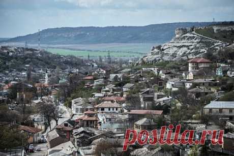 Два города в Крыму остались без воды из-за аварии. Два города и несколько сел в Крыму остались без воды из-за коммунальной аварии. Поломка случилась на магистральном водоводе диаметром 600 миллиметров в Красноперекопске. Водоснабжение ограничено в городах Красноперекопске и Евпатории, а также в селах Почетное, Пятихатка, Совхозное и Таврическое.