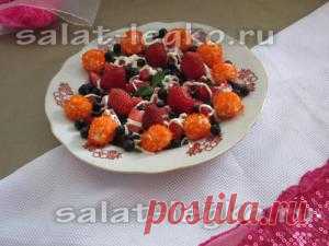 Детский салат с фруктами и творогом