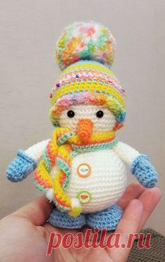 Вязаный снеговик крючком - схема и описание игрушки амигуруми. Милый вязаный снеговик крючком в шапке и варежках понравится как взрослым, так и детям, и займет свое почетное место под елкой!
