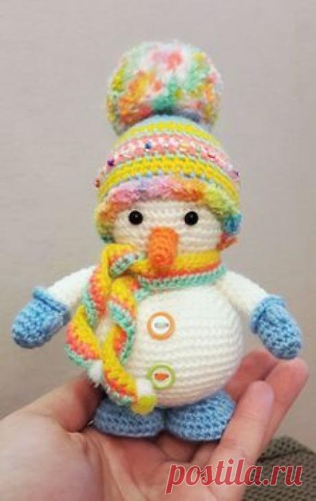 Вязаный снеговик крючком - схема и описание игрушки амигуруми. Милый вязаный снеговик крючком в шапке и варежках понравится как взрослым, так и детям, и займет свое почетное место под елкой!