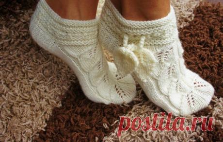 Сами вяжем ажурные тапочки Набираем 48 петель, распределяем на 4 спицы и вяжем: 1 ряд – лицевыми петлями; 2 ряд – изнаночными петлями; 3 ряд – лицевыми петлями; 4 ряд – изнаночными петлями; 5 и 6 ряды – вяжем по кругу лицевыми петлями; 7 ряд – лицевыми петлями; 8 ряд – изнаночными петлями; 9 ряд – лицевыми петлями; 10 ряд – изнаночными петлями; 11 и 12 ряды – вяжем по кругу лицевыми петлями; 13 ряд – делаем дырочки для шнурков: *накид; 2 вместе лицевой за заднюю стенку*; 14 ряд – повторяем…