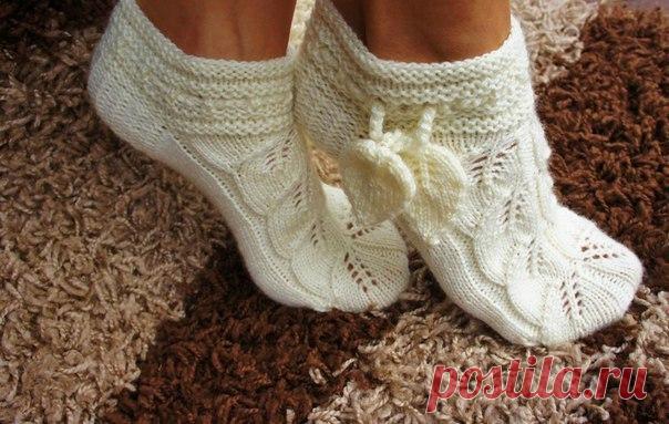 Сами вяжем ажурные тапочки Набираем 48 петель, распределяем на 4 спицы и вяжем: 1 ряд – лицевыми петлями; 2 ряд – изнаночными петлями; 3 ряд – лицевыми петлями; 4 ряд – изнаночными петлями; 5 и 6 ряды – вяжем по кругу лицевыми петлями; 7 ряд – лицевыми петлями; 8 ряд – изнаночными петлями; 9 ряд – лицевыми петлями; 10 ряд – изнаночными петлями; 11 и 12 ряды – вяжем по кругу лицевыми петлями; 13 ряд – делаем дырочки для шнурков: *накид; 2 вместе лицевой за заднюю стенку*; 14 ряд – повторяем…