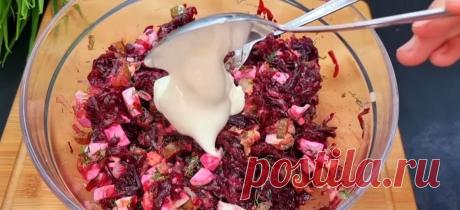 Новый винегрет, который подают в дорогих и модных ресторанах. А рецепт очень простой и доступный Ингредиенты: свекла - 1 кг (вареная или запеченная), лук - 1 шт., соленый огурец - 5 шт., вареное яйцо - 4 шт., чеснок - 3 зубчика, майонез - 2-3 ст. л., соль и перец - по вкусу, зелень. Приятного...