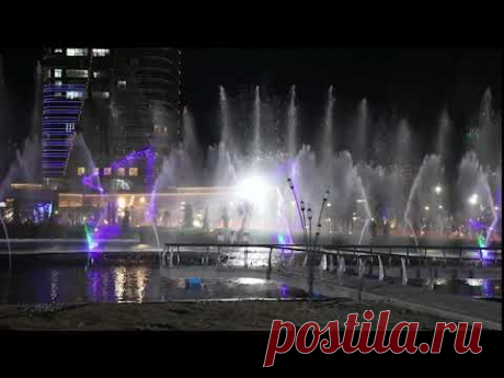 Фонтаны и водяной экран на территории парка Tashkent City