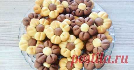 Песочное печенье Цветочки. Оригинально оформленное лакомство всегда привлекает внимание гостей, которые с удовольствием им угощаются - На Кухне Песочное печенье Цветочки очень нежное и нарядное