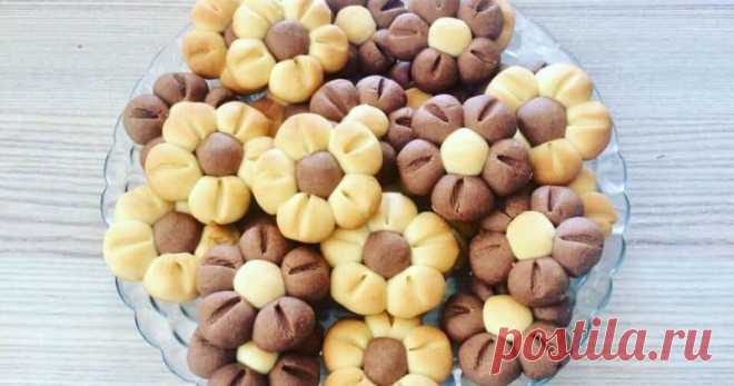 Песочное печенье Цветочки. Оригинально оформленное лакомство всегда привлекает внимание гостей, которые с удовольствием им угощаются - На Кухне Песочное печенье Цветочки очень нежное и нарядное