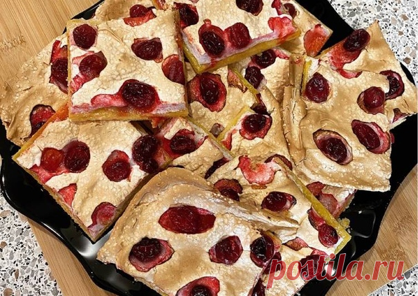 Песочный пирог с клюквой и безе

Ингредиенты
200 гр мука
100 гр сливочное масло
Щепотка соли
3 яйца средних
200 гр сахар
150 гр клюквы

Как приготовить
Свежую клюкву моем и рассыпаем на полотенце, чтобы обсушить. Замороженные ягоды размораживать не нужно, их достаём перед тем как печь пирог.
Муку просеиваем в миску, добавляем 50 г сахара от общего количества и соль. Берём из холодильника холодное твёрдое масло и трём его на крупной тёрке в эту же миску. Перетираем содержим...