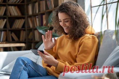 Во «ВКонтакте» появилась уникальная функция. Социальная сеть «ВКонтакте» представила уникальную функцию для более удобного и комфортного использования сервиса «VK Звонки». Теперь пользователи смогут использовать в видеоконференциях анимированные аватары. Аватар vmoji считывает голосовой поток и подстраивает движения персонажа под речь пользователя.