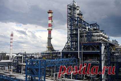 Российские нефтяники попросили освободить их от пошлины на вывоз топлива. Малые и средние нефтеперерабатывающие заводы (НПЗ) попросили вице-премьера Александра Новака освободить их от уплаты заградительной пошлины на вывоз нефтепродуктов. Представители рынка объяснили, что не получают демпфера и не могут конкурировать за российского потребителя, а экспорт за рубеж стал невыгоден.