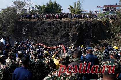 В Непале заявили о гибели всех пассажиров и экипажа разбившегося самолета. Все пассажиры и члены экипажа, которые находились на борту самолета, потерпевшего крушение в Непале, погибли. Об этом сообщили в авиакомпании Yeti Airlines, передает ТАСС. «Все погибли — 68 пассажиров и 4 члена экипажа. Все находившиеся на борту мертвы», — уточнил Шерпа.