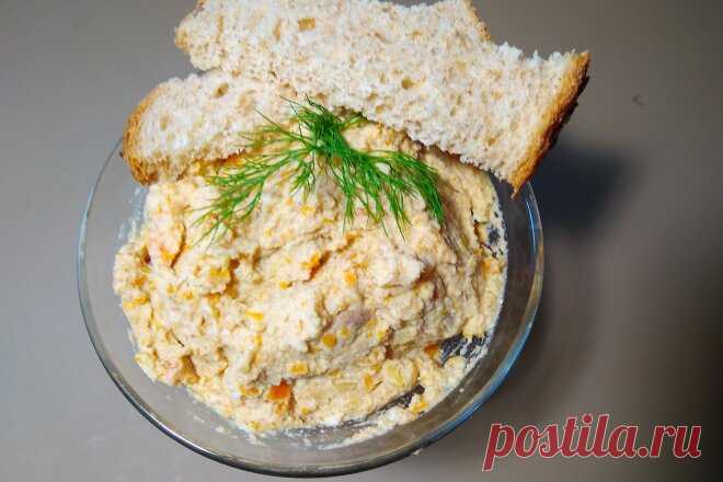 Яичный паштет с печенью трески, морковью и луком