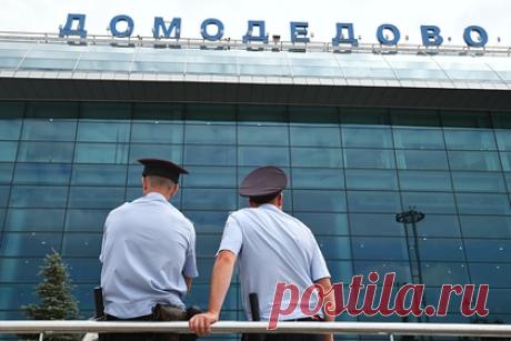 В Домодедово турист «пошутил» о бомбе в рюкзаке и остался без отдыха в Сочи. В аэропорту Домодедово полицейские задержали 37-летнего туриста из Брянска, который вел себя подозрительно возле информационного табло. Произошедшее попало на видео. Пассажир сообщил сотрудникам правоохранительных органов, что у него в сумке бомба. Его мгновенно скрутили, а территорию вокруг него оцепили.
