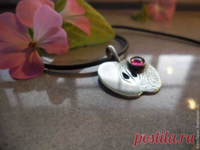 			Необычное украшение, подвеска Румяное яблоко, серебро – купить в интернет-магазине на Ярмарке Мастеров с доставкой - 7H9E5RU | Тольятти
	 Купить Необычное украшение, подвеска Румяное яблоко, серебро в интернет-магазине на Ярмарке Мастеров на заказ, цена: 2003 ₽. Товары ручной работы с доставкой по России и СНГ. ✓Описание, фото ✓Отзывы реальных покупателей