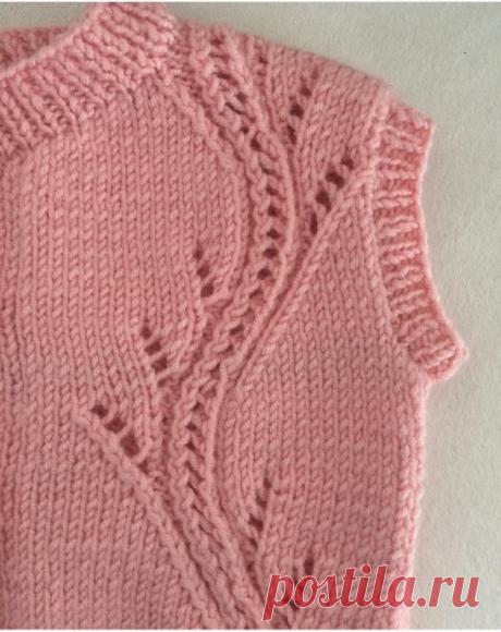 Детский жилет с красивым узором спицами