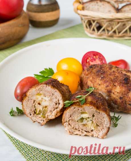 Свиные зразы с солеными огурцами на Вкусном Блоге Апдейт фото к рецепту от 04.02.2009 Предлагаю вам очередную вариацию на тему котлет с начинкой. Как показывает опыт, для приготовления этих зраз все же лучше не заменять  соленые огурчики на маринованные. Фарш можно брать как чисто свиной, так и говяжий или смешанный. Куриный, в принципе, тоже будет неплох. Батон размачиваем…