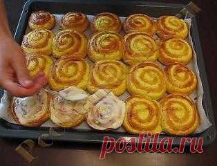 🍴 Творожные завитушки в сметанной заливке
======================================
Сказать что это вкусно — это ничего не сказать — это просто фантастически, нереально вкуcно!!!
В этом рецепте творожные завитушки сразу же после выпечки заливают сметанной заливкой, плотно укупоривают и в таком виде оставляют до полного остывания. В результате завитушки получаются такими волшебно мягкими, пропитанными сметанкой (не прочтите мокрыми, вовсе нет!), а в доме стоит такой умопомрачительный АРОМАТ!!! Опи