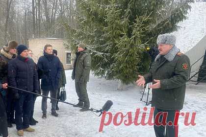 Лукашенко вышел к журналистам в брюках с генеральскими лампасами. Президент Белоруссии Александр Лукашенко в ходе визита в город Лунинец Брестской области пообщался с журналистами. Брифинг прошел на улице. Глава республики вышел к репортерам в бушлате с погонами, на которых вместо звезд размещен герб, военной шапке-ушанке и брюках с генеральскими лампасами.