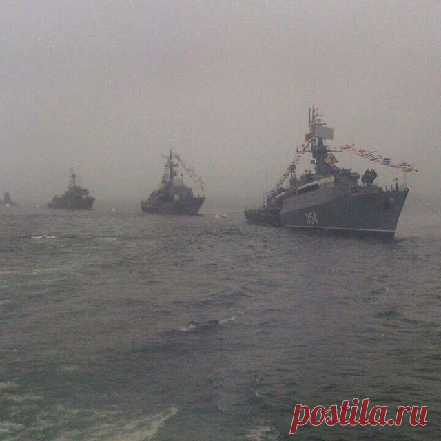 Парадная линия кораблей... #вмф  #тоф  #тихоокеанскийфлот  #владивосток  #vladivostok_beautiful  #vladivostok  #vdk  #амурскийзалив