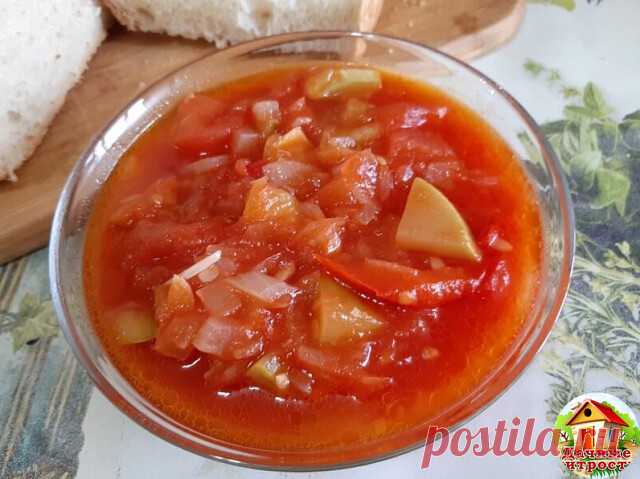 Лечо с кабачком. Надёжный рецепт! 

5 кг помидор, 
1,5 кг болгарского перца 
1,5 кг кабачков 
1 кг моркови, 
0,5 кг лука, 
1 головка чеснока 
1 ч.л. красного молотого перца 
5-10 горошин черного перца 
5 горошин душистого перца 
0,5 стакана растительного масла 
150 мл уксуса 9% или 2 ч.л. лимонной кислоты, 
0,5 стакана сахара 
3 ст.л. соли 

Помидоры пропустить через мясорубку, перелить в кастрюлю, добавить соль, сахар и специи. Довести до кипения на среднем огне. Варить 1...