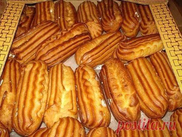 Эклеры

Ингредиенты:
Тесто:
- Вода - 250 мл
- Сливочное масло - 100 г
- Мука - 200 г
- Яйца - 3 шт.
- Соль - на кончике ножа
Крем:
- Сливки - 150 мл
- Вареная сгущенка - 2 ст.л.

Приготовление:
Нагреть воду, добавить масло и соль, довести до кипения.
Уменьшить огонь и, постоянно помешивая, всыпать небольшими частями просеянную муку. Мешать пока тесто не начнет отставать от стенок кастрюльки.
Снять кастрюлю с огня и охладить тесто.
Добавить поочередно яйца, при этом тщатель...