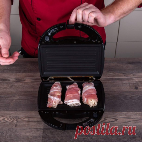 🥓 Золотистый бекон, нежная курочка и расплавленный сыр…
Эти рулетики точно станут главной звездой вашего ужина, а приготовить их совсем просто!

Понадобится:
Куриное филе – 800 г
Бекон – 185 г
Чеснок – 20 г
Сыр – 200 г

Отбиваем филе, при необходимости нарезаем тонкими пластами. Натираем сыр на мелкой терке, измельчаем чеснок и смешиваем с сыром.
Раскладываем кусочки филе на разделочной доске, в середину кладём сырно-чесночную массу.

Скручиваем рулетики и оборачиваем бек...