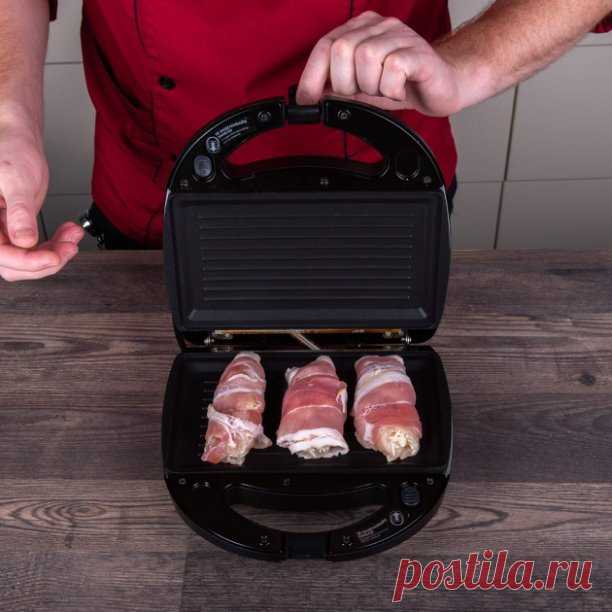 🥓 Золотистый бекон, нежная курочка и расплавленный сыр…
Эти рулетики точно станут главной звездой вашего ужина, а приготовить их совсем просто!

Понадобится:
Куриное филе – 800 г
Бекон – 185 г
Чеснок – 20 г
Сыр – 200 г

Отбиваем филе, при необходимости нарезаем тонкими пластами. Натираем сыр на мелкой терке, измельчаем чеснок и смешиваем с сыром.
Раскладываем кусочки филе на разделочной доске, в середину кладём сырно-чесночную массу.

Скручиваем рулетики и оборачиваем бек...