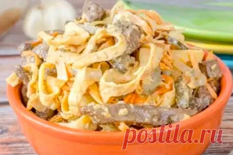 Печёночный салат с яичными блинчиками и солёными огурцами - Идеальная хозяйка