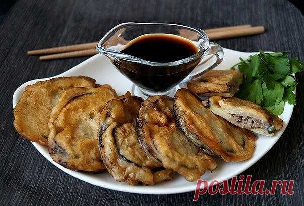 БАКЛАЖАНЫ С МЯСОМ ПО-КИТАЙСКИ 

ИНГРЕДИЕНТЫ:
● Баклажан 1 шт.
● Фарш (свинина + говядина) 300 гр.
● Лук зелёный 1 пучок
● Кунжутное семя 1 ч.л.
● Кунжутное масло 1 ст.л.
● Соевый соус 1 ст.л.
● Соль по вкусу
● Чёрный перец по вкусу
● Масло растительное для жарки
● Яйцо 1 шт.
● Вода 100 мл.
● Мука 100 гр.

ПРИГОТОВЛЕНИЕ:
Для начала нужно разделать баклажан. Для этого поместите его между двух одинаковых по толщине досок ( можно подложить палочки для еды). Нарежьте баклажан т...