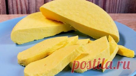 Сделал сыр за 30 минут круче чем в магазинах
Сегодня будем делать домашний сыр по очень интересному рецепту. Можно сказать, что это будет проверка рецепта, потому что я немного сомневаюсь, что получится настоящий сыр. Скорее всего, это будет что-то вроде улучшенного творога.  
Ингредиенты:
- молоко 1,5 л ( у меня было 3,4% жирности )
- соль 1 ч.л. 
- сметана 230 гр ( была 20 % жирности )
- 3-4 куриных яйца

Приготовление:
1. Для начала нужно взять подходящую кастрюльку и о...