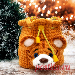 Новогодний мешочек амигуруми. Схемы и описания для вязания игрушек крючком! Бесплатный мастер-класс от Екатерины Шустровой по вязанию новогоднего мешочка с мордочкой тигра крючком. Высота вязаной игрушки примерно 16 см. Для из…