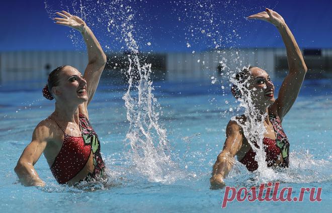 Наталья Ищенко и Светлана Ромашина (слева направо). 
© AP Photo/Wong Maye-E. РИО-ДЕ-ЖАНЕЙРО, 15 августа. /ТАСС/. Российские синхронистки Светлана Ромашина и Наталья Ищенко показали лучший результат в технической программе дуэтов на Олимпийских играх в Рио-де-Жанейро. Они набрали 96,4577 балла. Подробнее на ТАСС: http://tass.ru/sport/3540511  |  ТАСС: Спорт - Российские синхронистки лидируют перед финалом ОИ в дуэтах по итогам двух программ