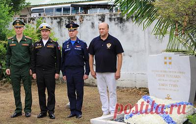 В Таиланде по случаю Дня ВМФ почтили память русских моряков с крейсера "Аврора". Офицеры аппарата военного атташе при российском диппредставительстве возложили венок в виде Андреевского флага к памятнику
