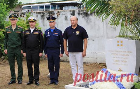 В Таиланде по случаю Дня ВМФ почтили память русских моряков с крейсера &quot;Аврора&quot;. Офицеры аппарата военного атташе при российском диппредставительстве возложили венок в виде Андреевского флага к памятнику