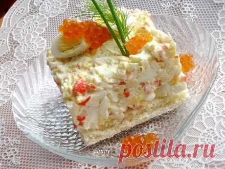 Крабовый салат с перепелиными яйцами.